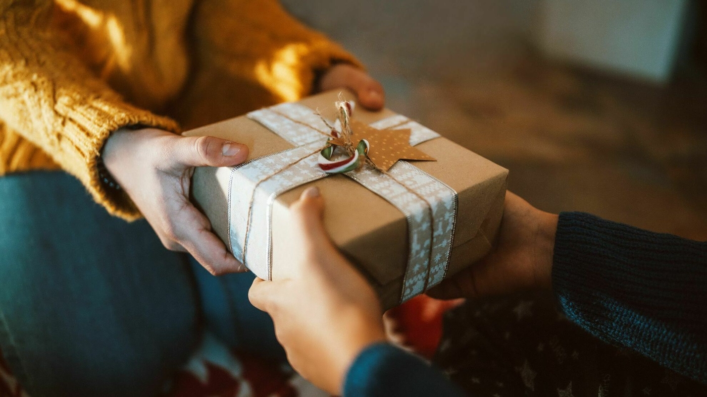 1702897327 Giving gifts boosts happiness if we avoid the holiday stress | isentertainmentgroup